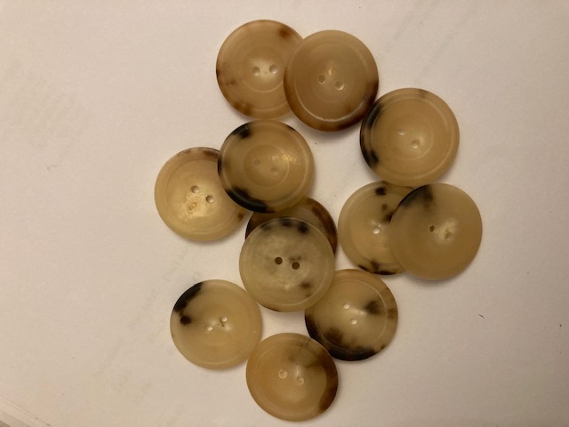 Real Horn 2 Hole Button 35L/22mm Col 7LT LIGHT MOTTLED FAWN